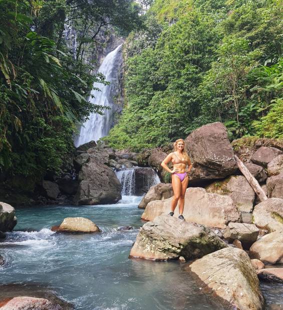 dominica _waterfall_woman